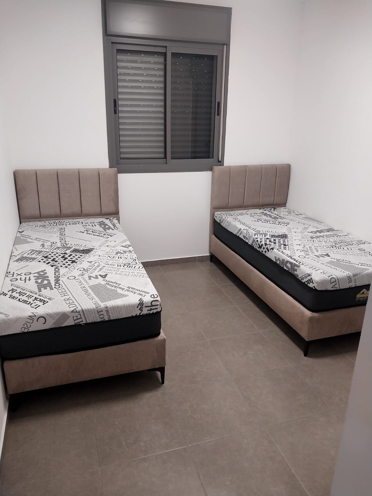 מיטת יחיד מרופדת דגם פסים